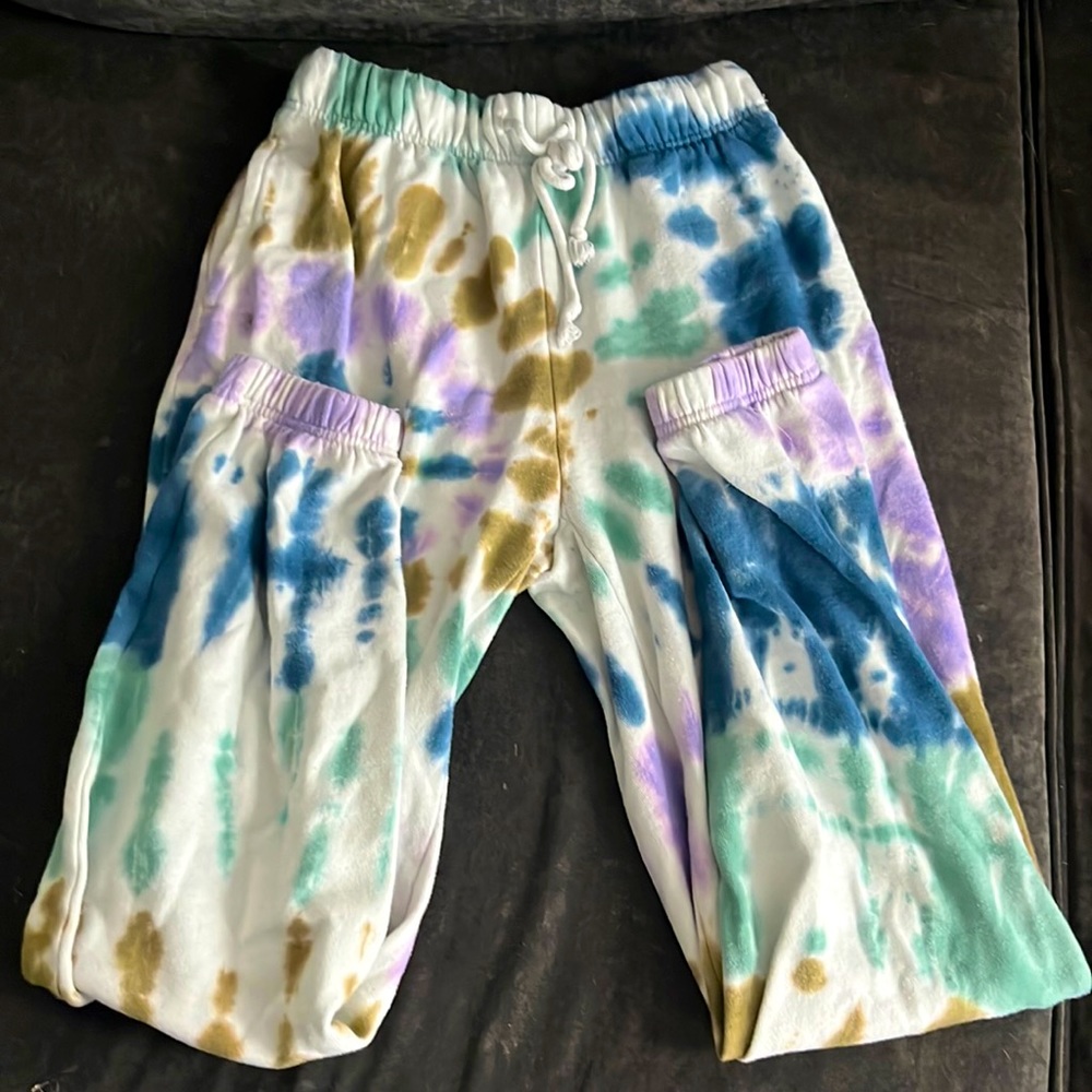 Super soft and comfortable cuffed sweats. only worn a few times.